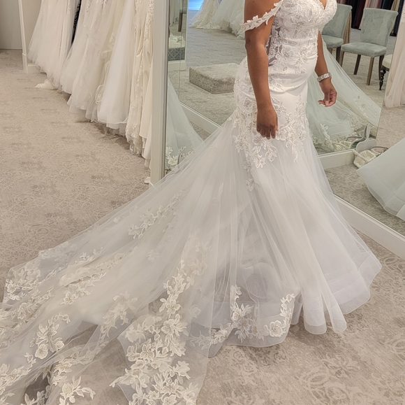 Wedding dress - Picture 2 of 3